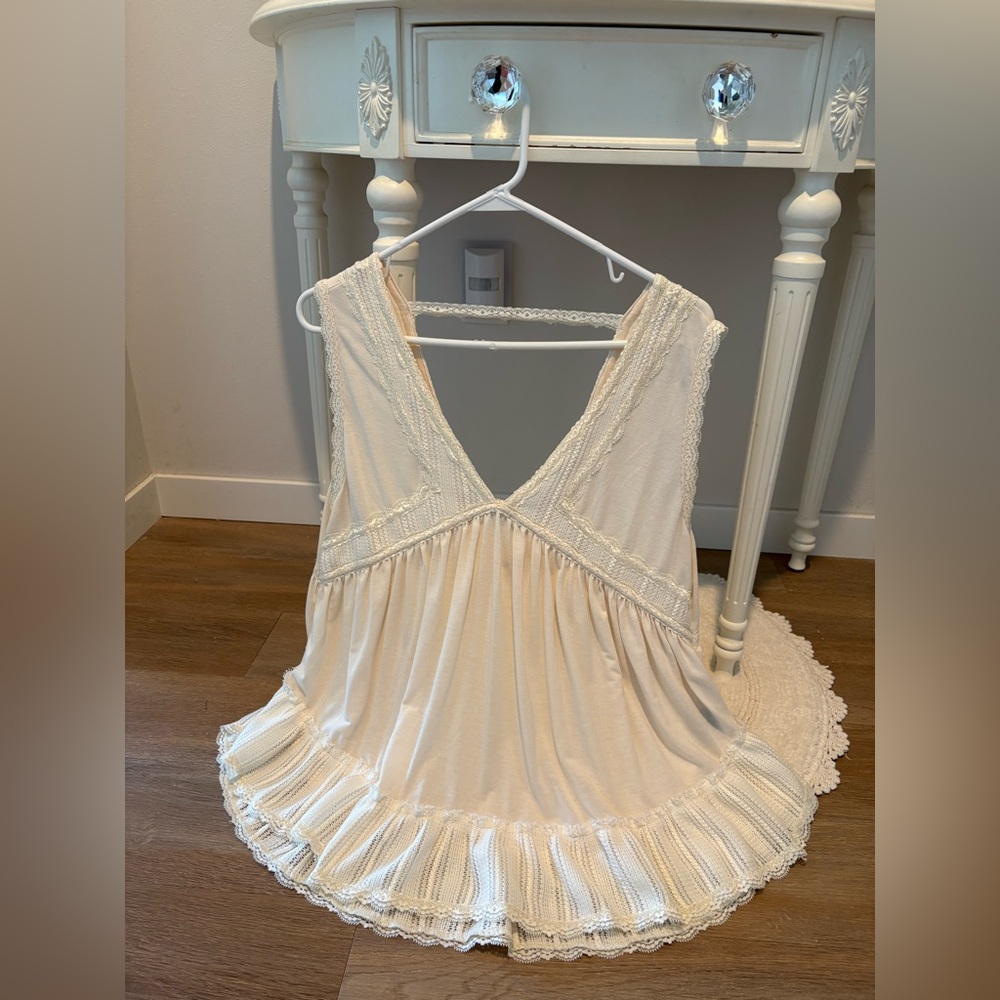 🌺 POL Ruffle Trim Cami - Picture 1 of 3